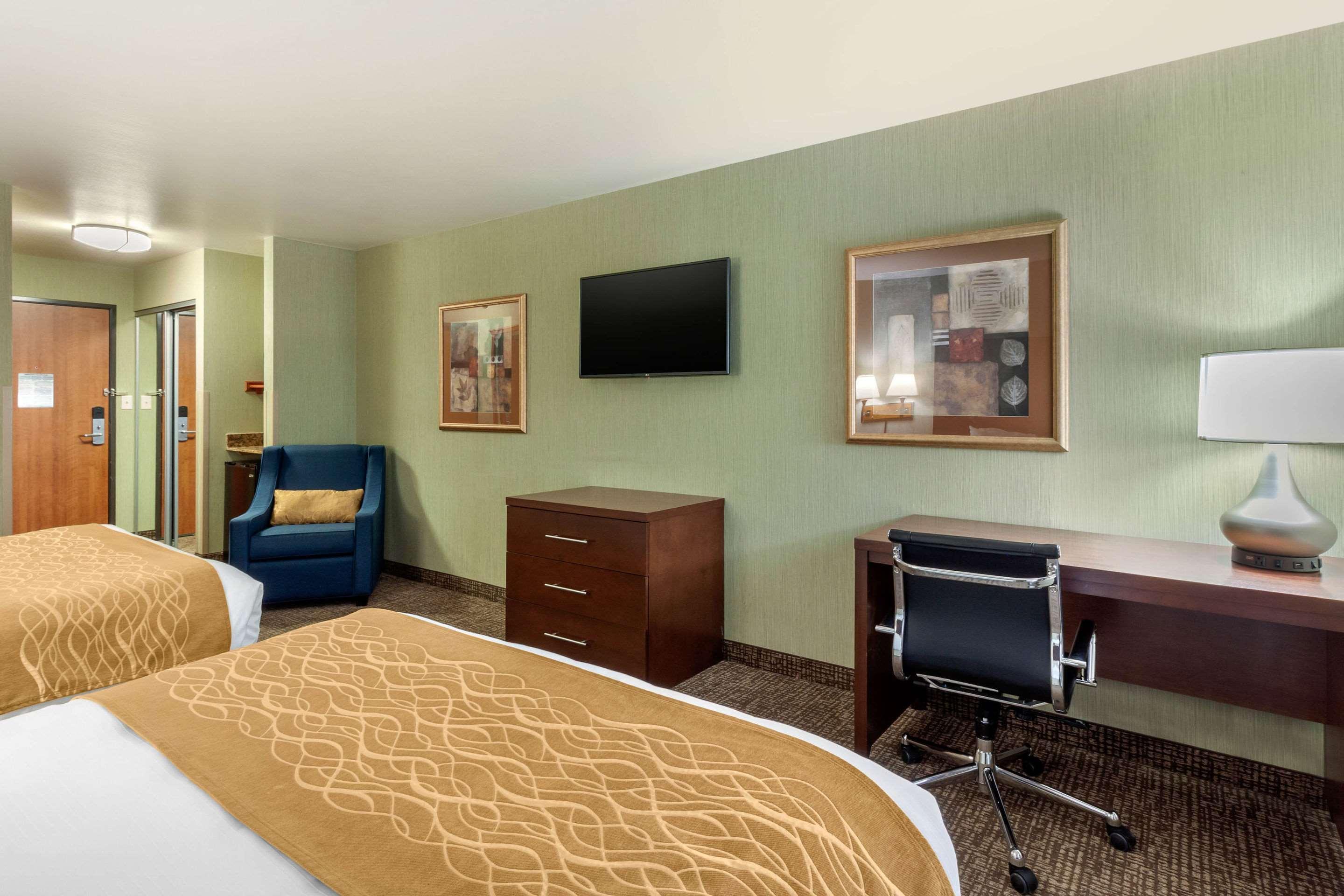 Comfort Inn & Suites Mitchell I-90 Extérieur photo