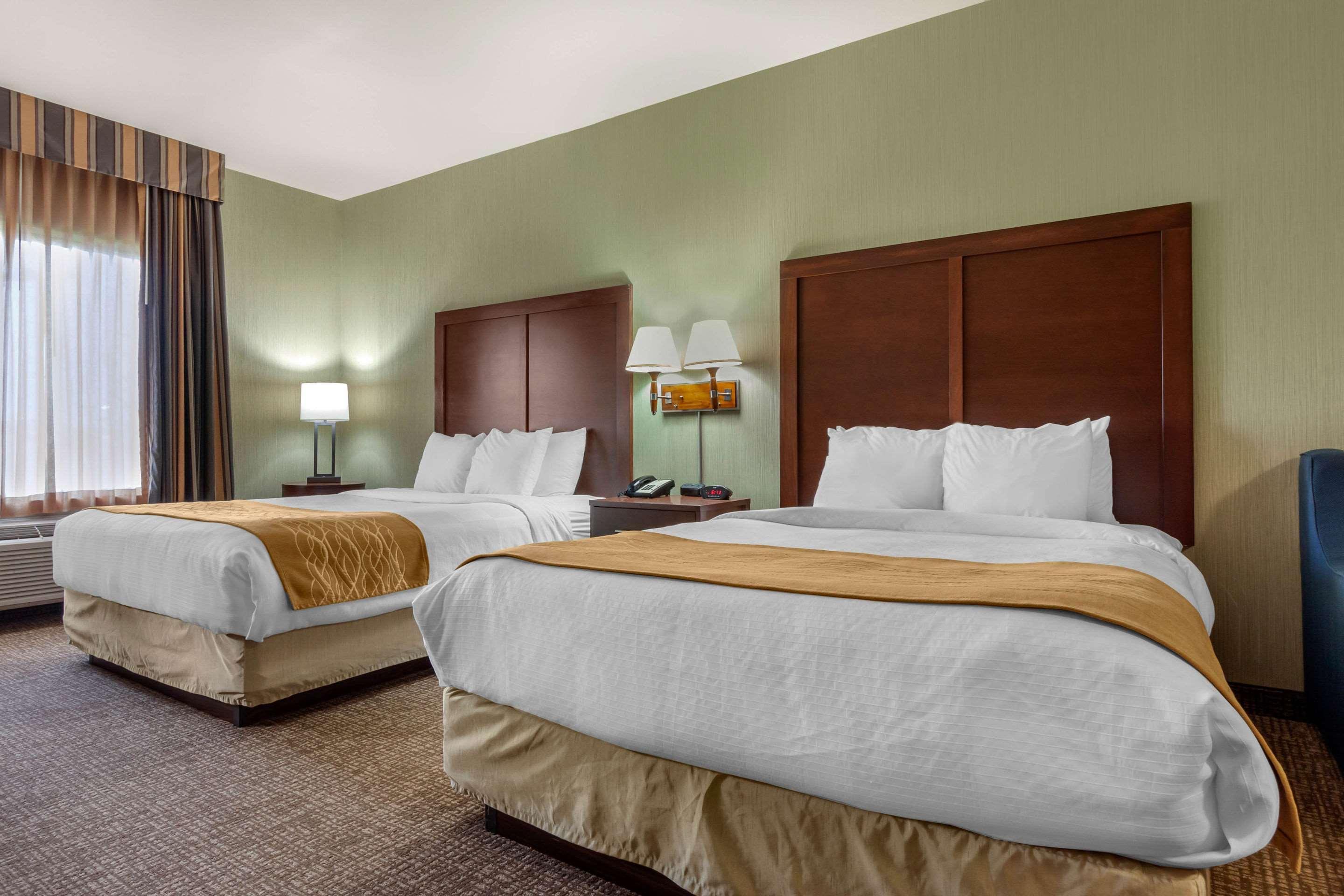 Comfort Inn & Suites Mitchell I-90 Extérieur photo
