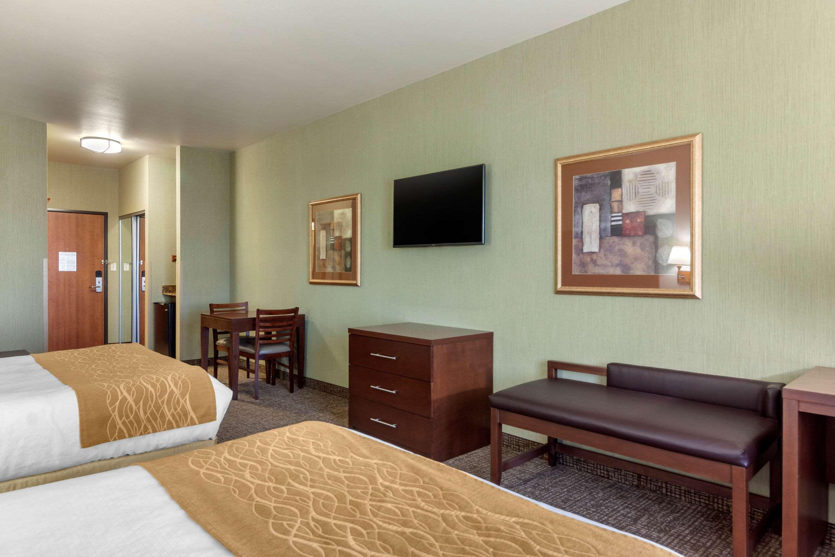Comfort Inn & Suites Mitchell I-90 Extérieur photo