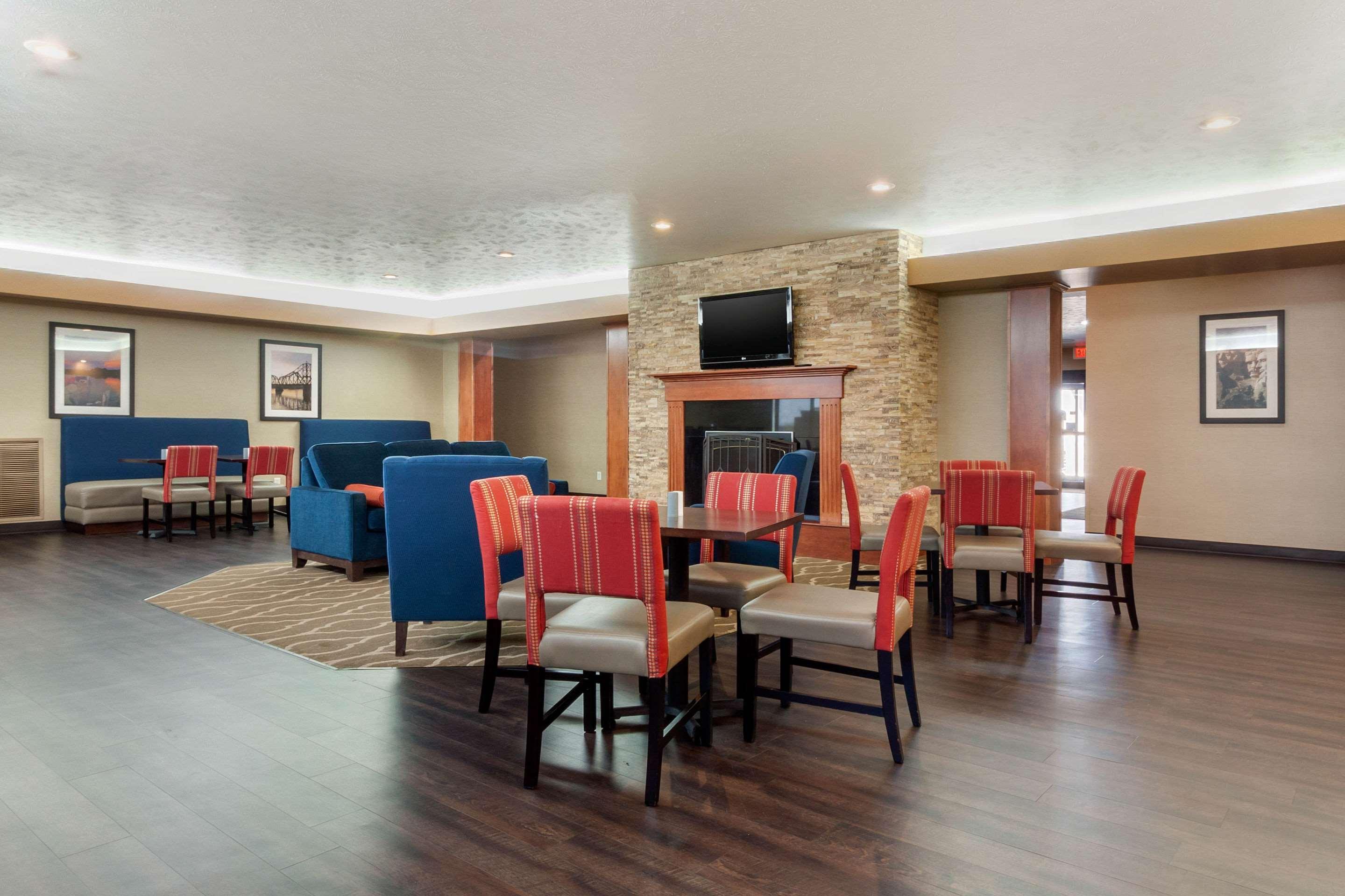 Comfort Inn & Suites Mitchell I-90 Extérieur photo