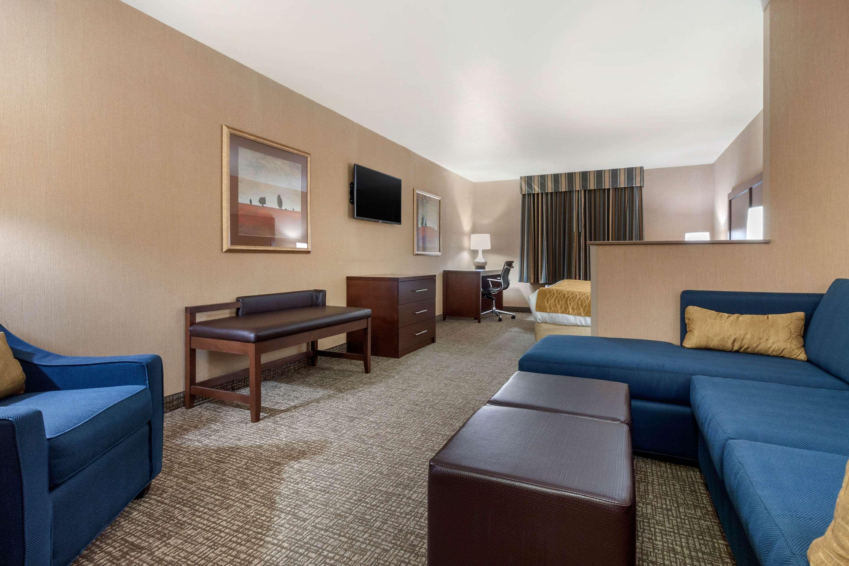 Comfort Inn & Suites Mitchell I-90 Extérieur photo