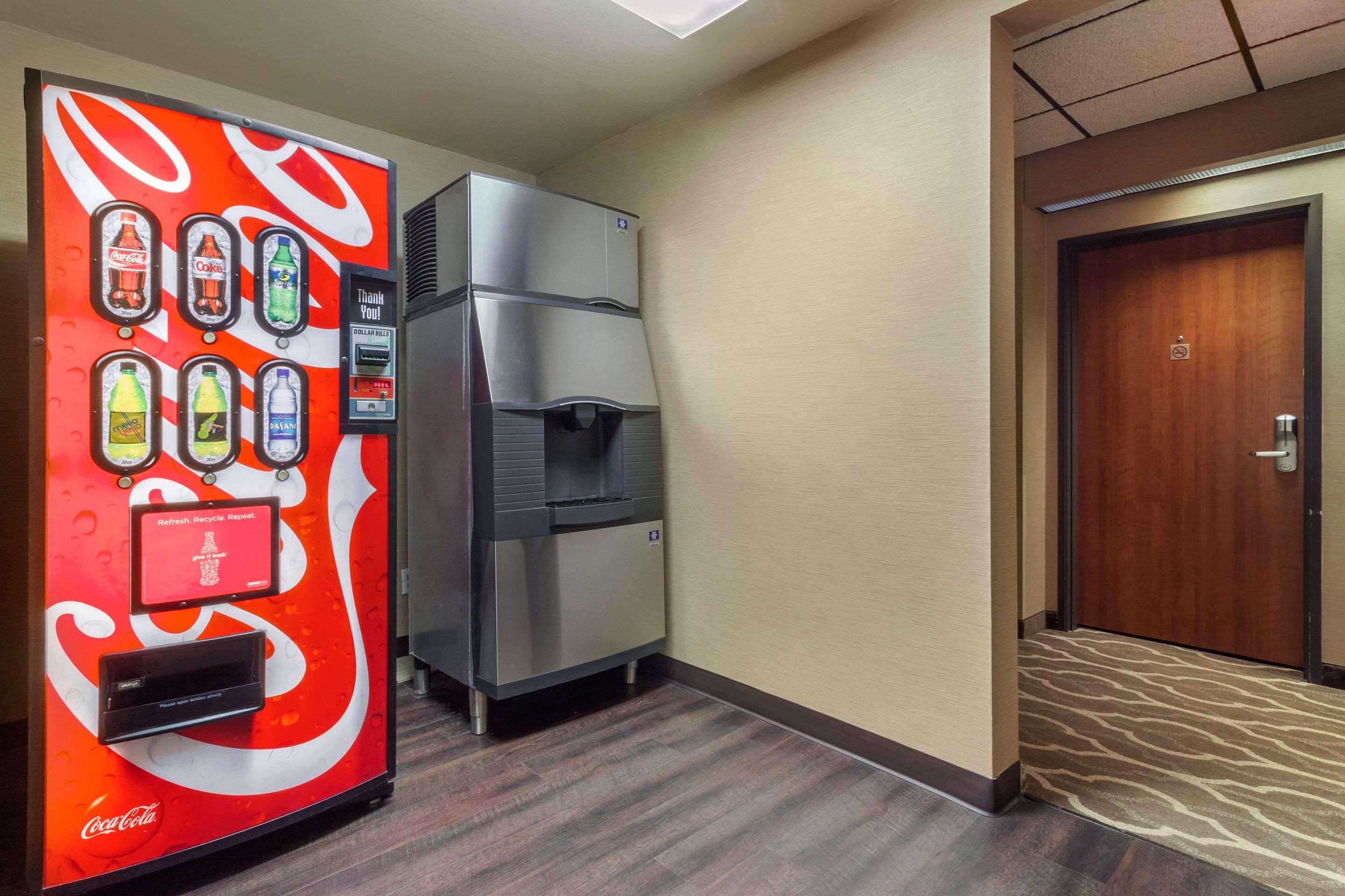 Comfort Inn & Suites Mitchell I-90 Extérieur photo