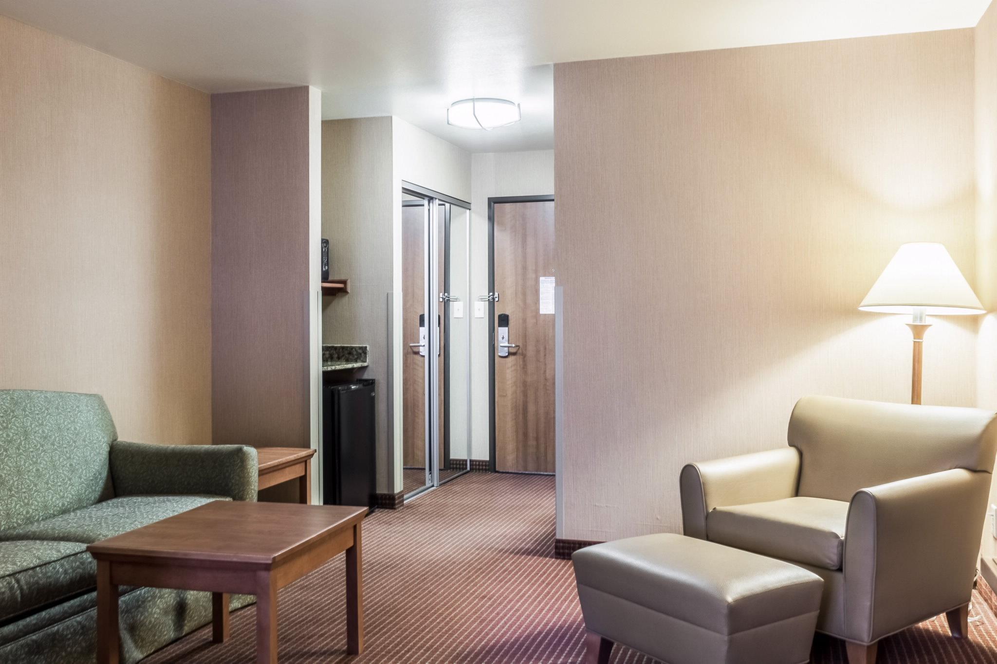 Comfort Inn & Suites Mitchell I-90 Extérieur photo