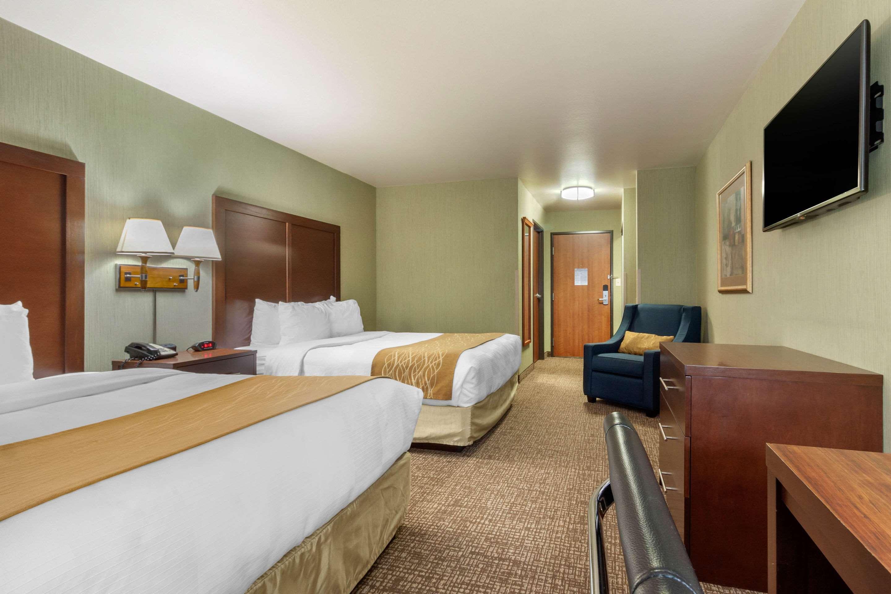 Comfort Inn & Suites Mitchell I-90 Extérieur photo