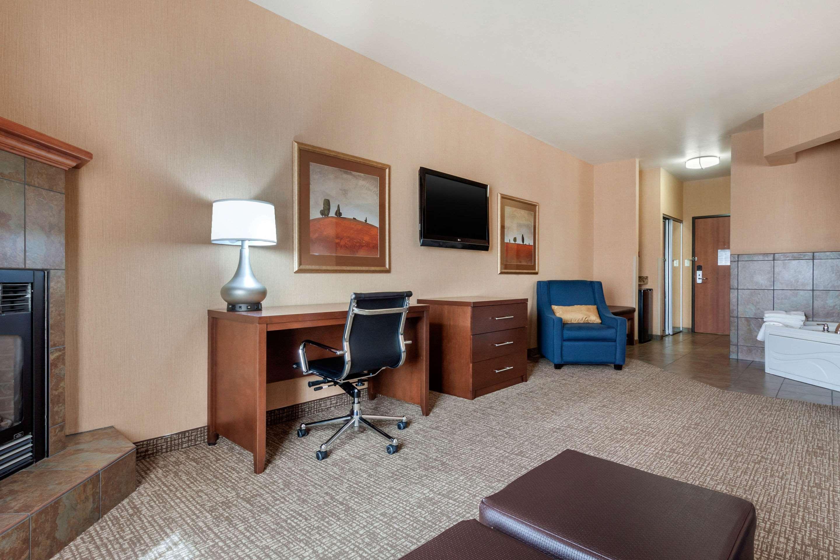 Comfort Inn & Suites Mitchell I-90 Extérieur photo
