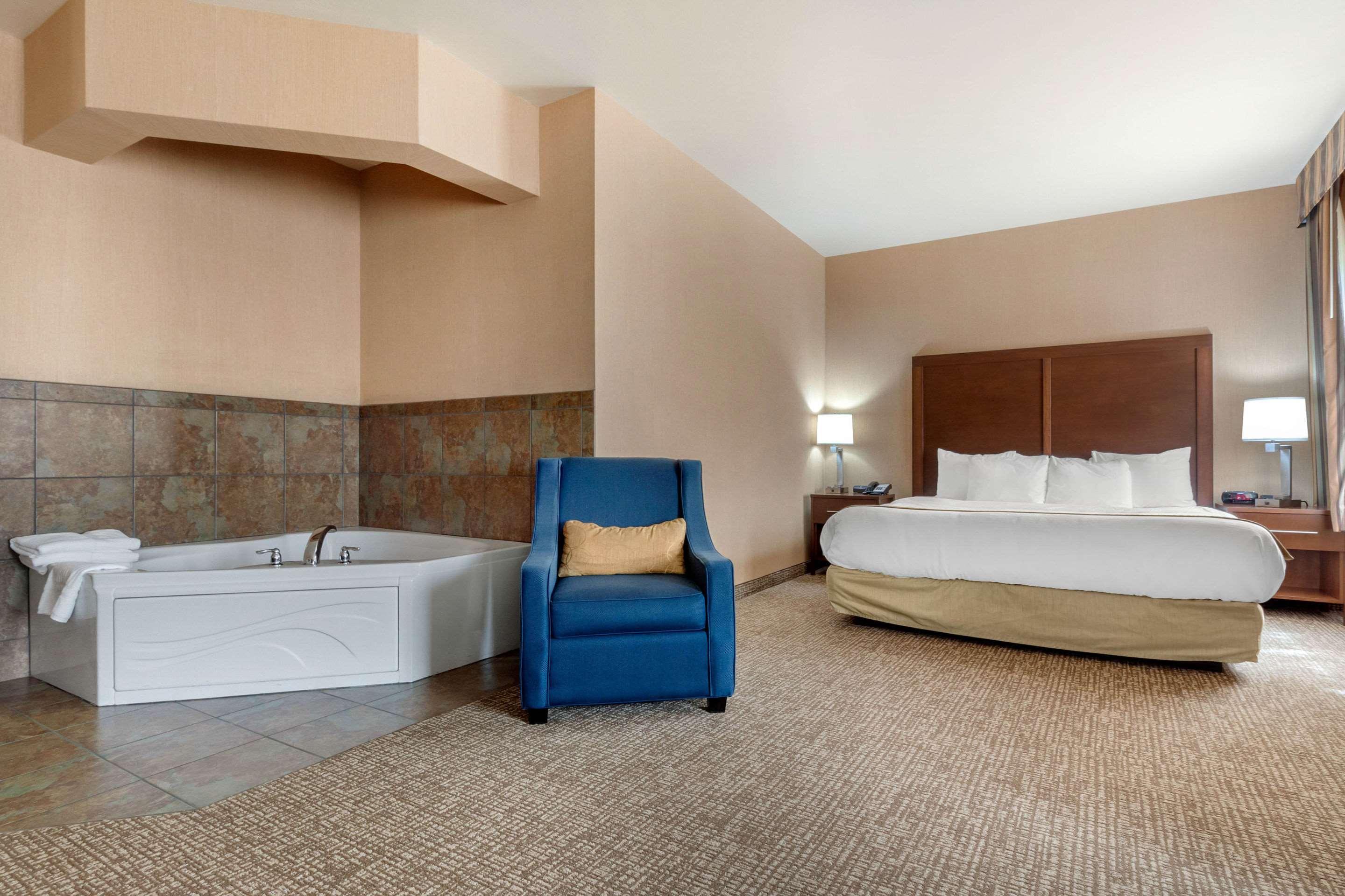 Comfort Inn & Suites Mitchell I-90 Extérieur photo