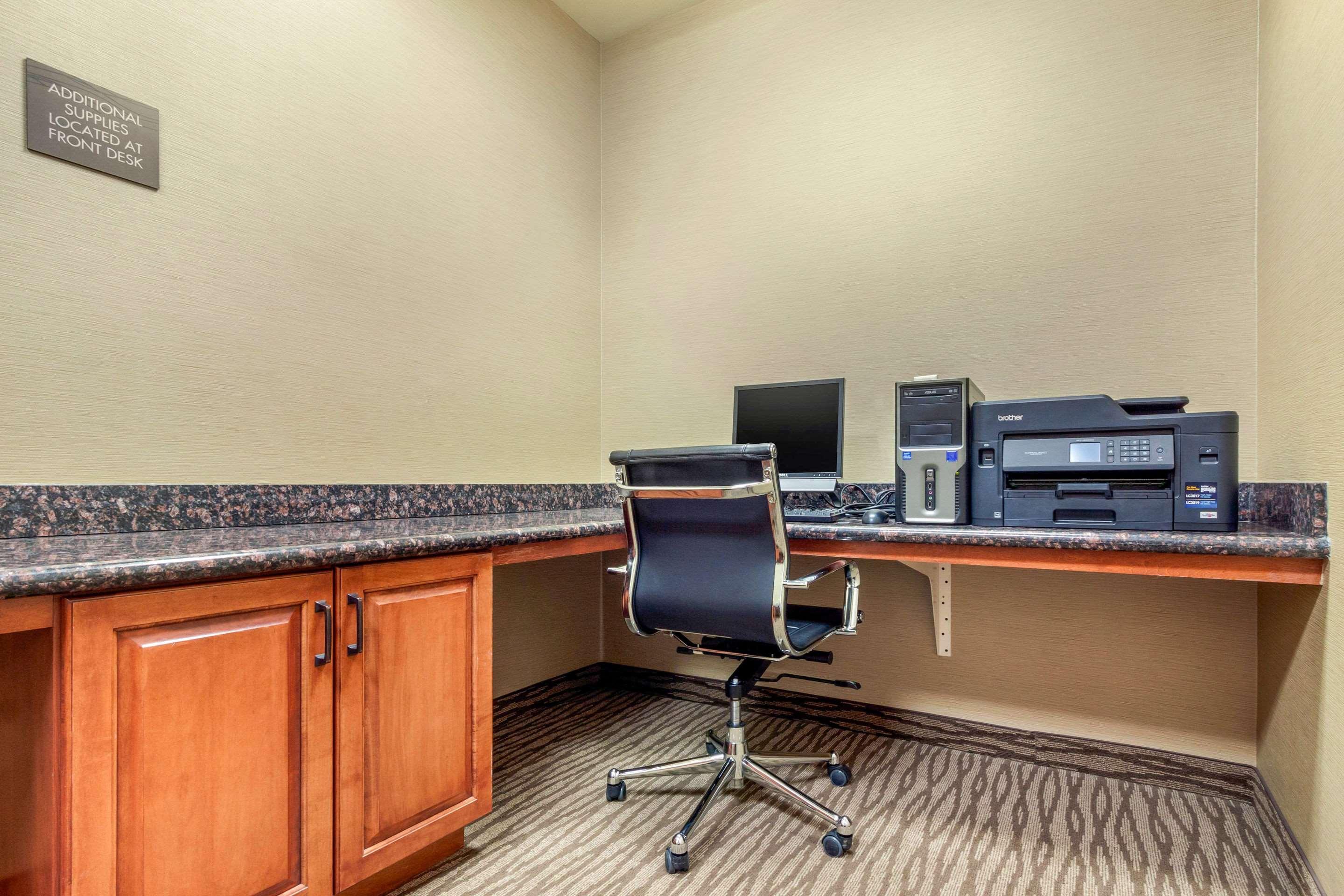Comfort Inn & Suites Mitchell I-90 Extérieur photo
